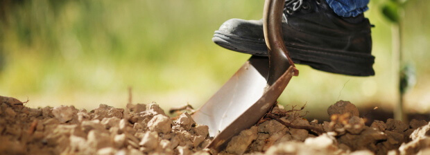 foot_on_shovel_digging_backyard_620x350